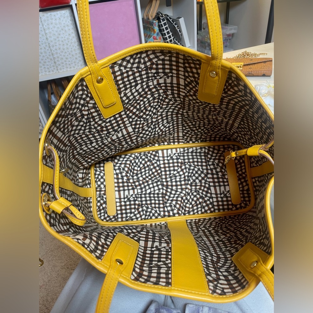 MCM Visetos Medium Liz Reversible Shopper Tote in Cognac and Yellow Leather - Picture 8 of 17